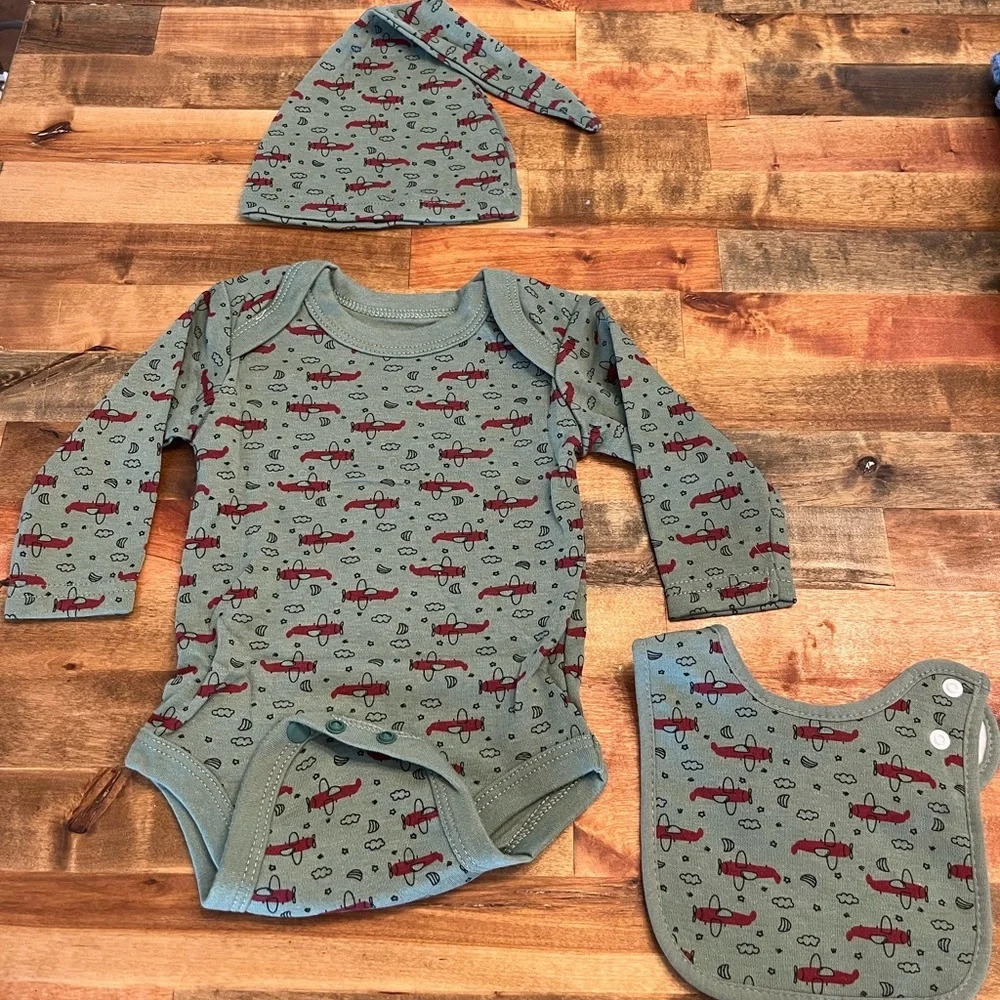 NWT Newborn long sleeve onesie set, green with red airplanes. Onesie, hat, bib